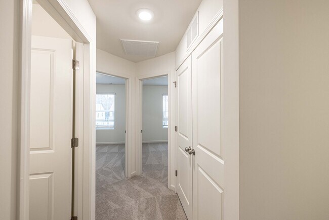 Building Photo - Charming 3-Bedroom End Unit Townhome Near Jack Alexander Blvd - MOVE IN SPECIAL