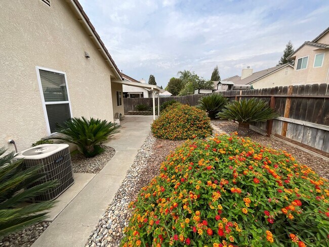 Building Photo - 2820 E Eclipse Ave