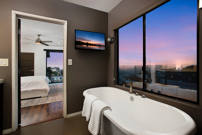 Building Photo - 1733 Sunset Plaza Dr