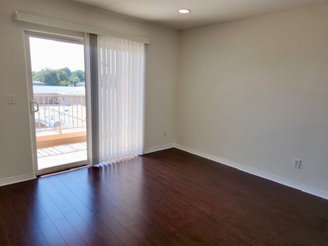 Building Photo - Spacious 3 bedroom condo in Van Nuys