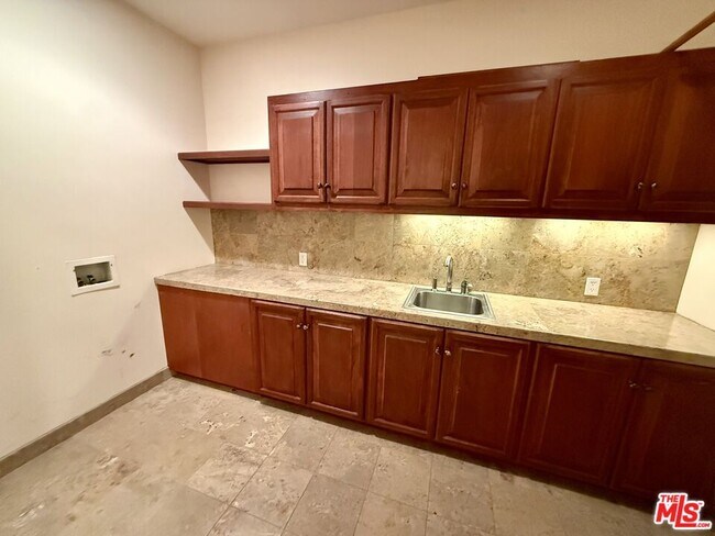 Building Photo - 10827 Pacific View Dr