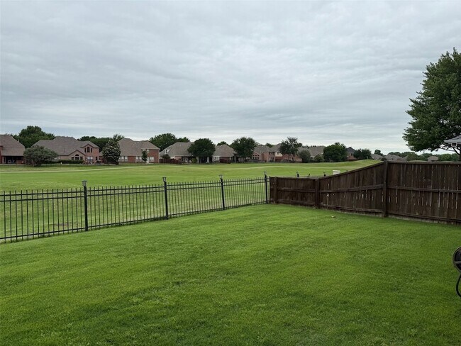 Building Photo - 1420 Somerset Dr