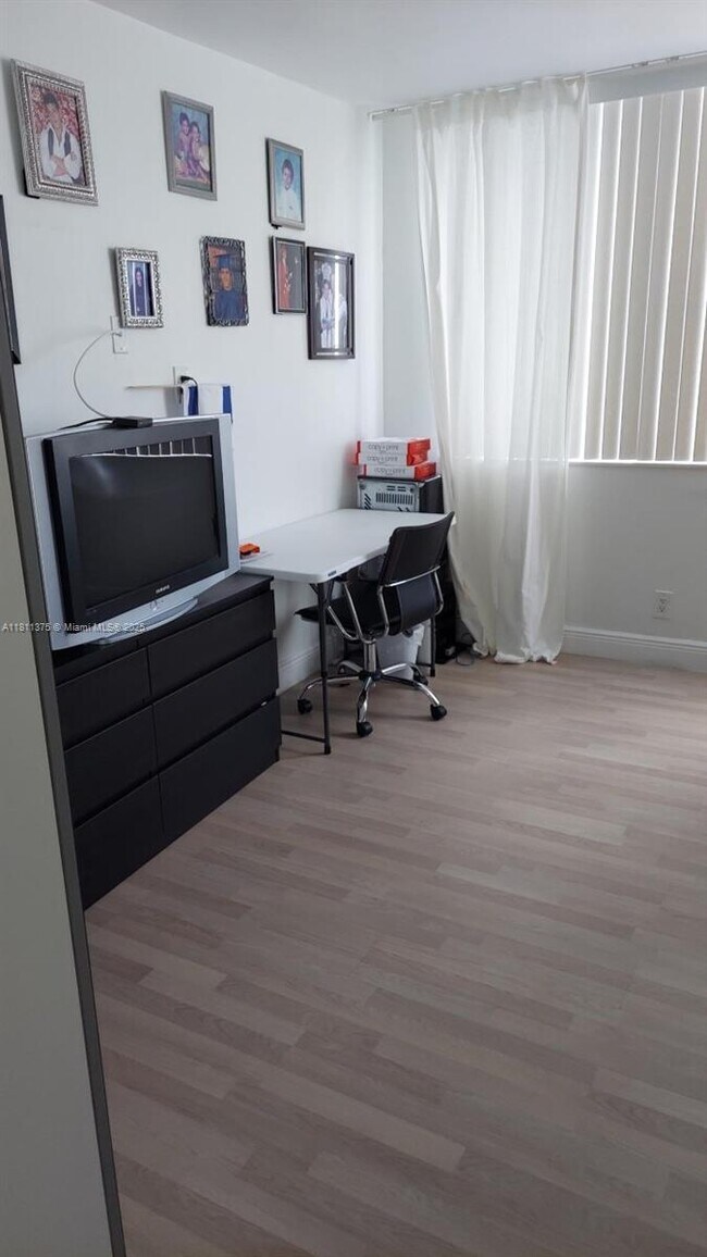 Building Photo - 3140 S Ocean Dr