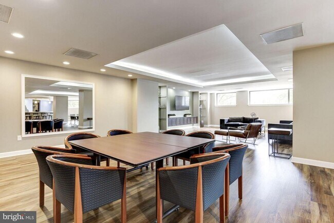 Building Photo - Georgetown. Upper *** Large, Stylish, Top ...