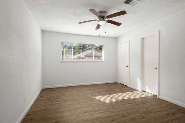 Building Photo - 914 Grand Oaks Dr