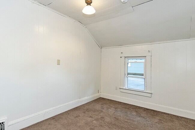 Building Photo - 117 Louis St
