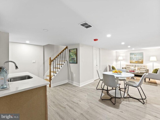 Building Photo - 532 Shepherd St NW