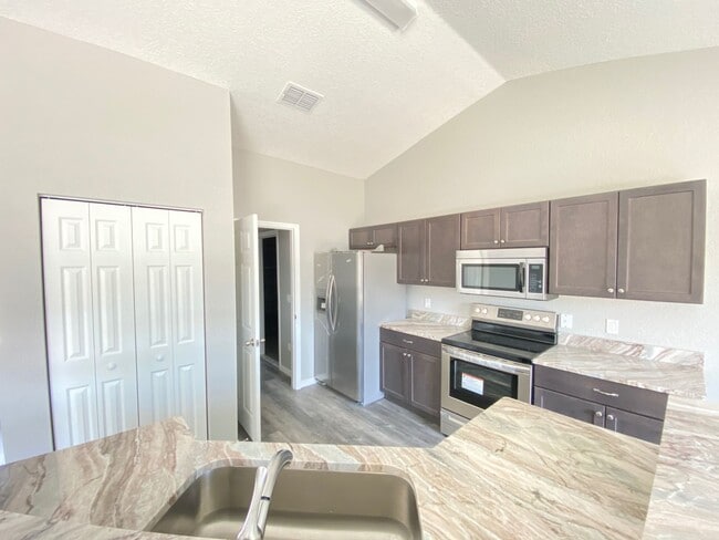 Building Photo - Great SW Location  Home - 3/2/2 **WON"T LA...