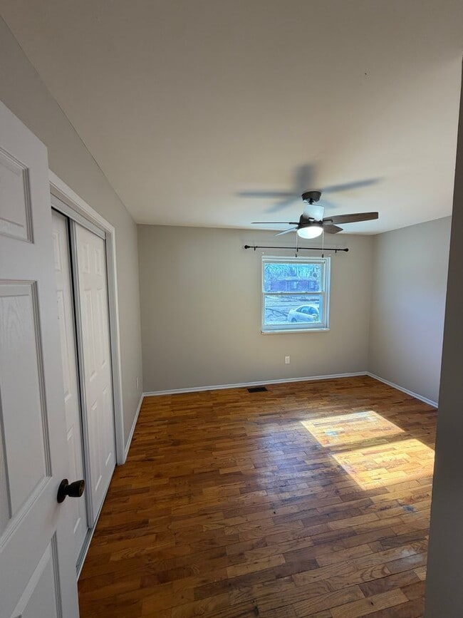 Building Photo - Remodeled 4BR/2BA Home in Lansing — Move in ready