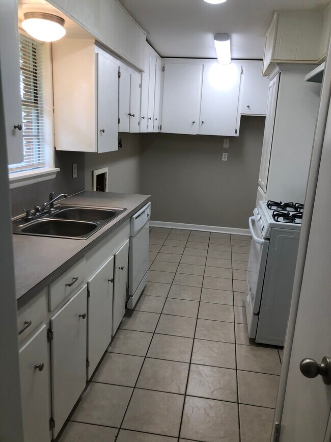 Building Photo - 1500 W 29th St