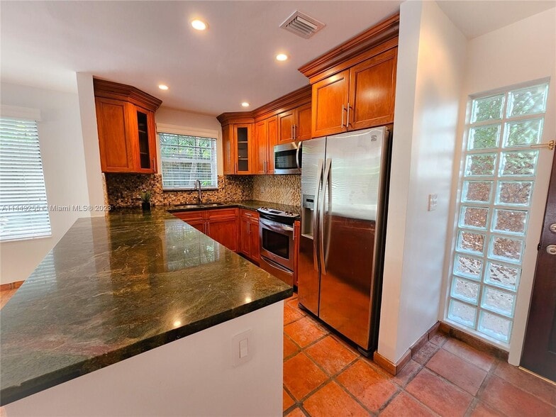 Building Photo - 2989 Bridgeport Ave