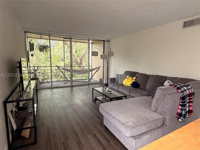 Building Photo - 9440 Live Oak Pl