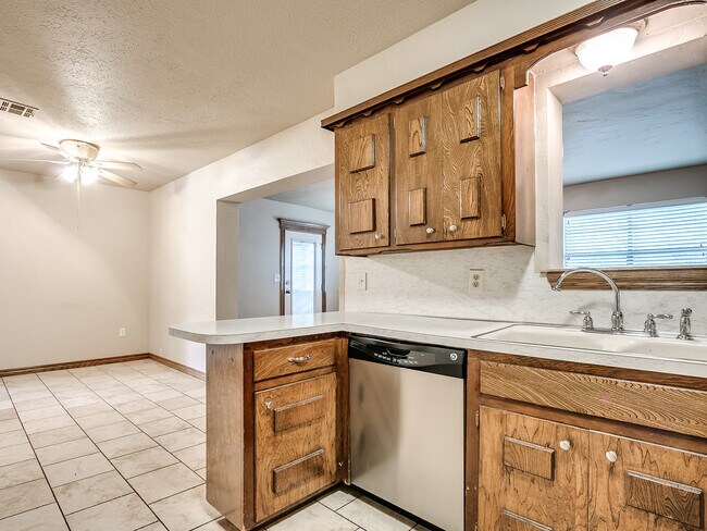 Building Photo - 1320 Frederick Dr