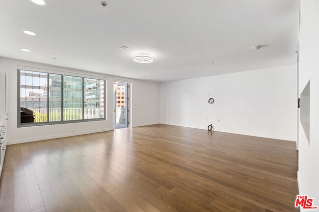 Building Photo - 901 Flower St