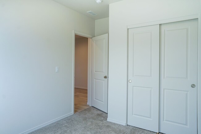 Building Photo - Charming and Exceptionally Clean, 3 Bedroom