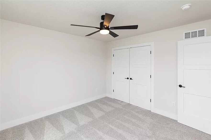 Building Photo - 2833 SW Prairie Trail Pky