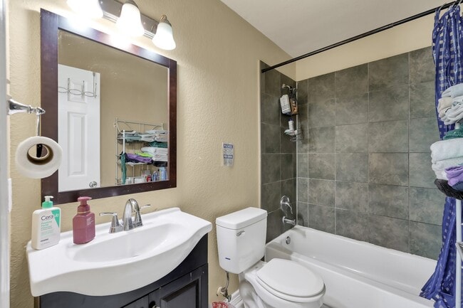 Building Photo - 125 Pine St