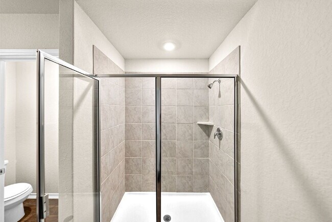 Building Photo - 2 Weeks FREE RENT with 12 Month Lease. 1 Month FREE with 18 Month Lease