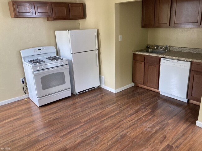 Primary Photo - 2 br, 1 bath Triplex - Uptown close Point ...
