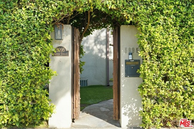 Building Photo - 5995 Saturn St