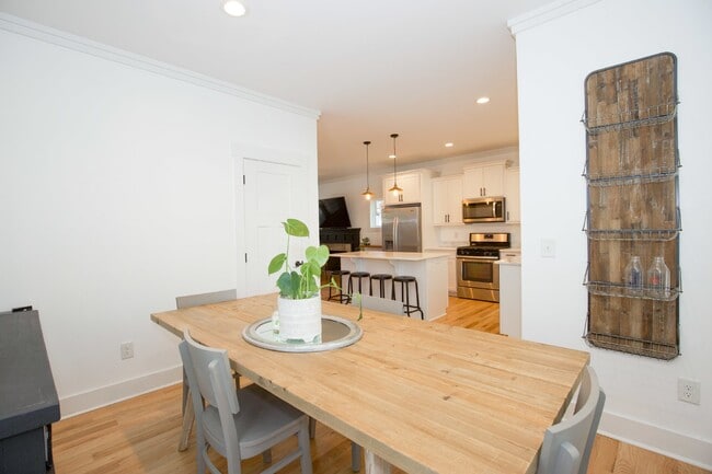 Building Photo - Charming Cottage in DOWNTOWN Southern Pines