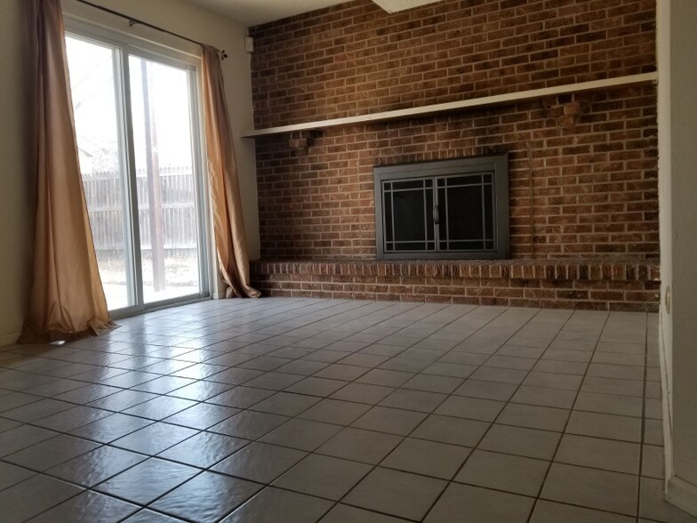 Building Photo - 817 Badger Dr