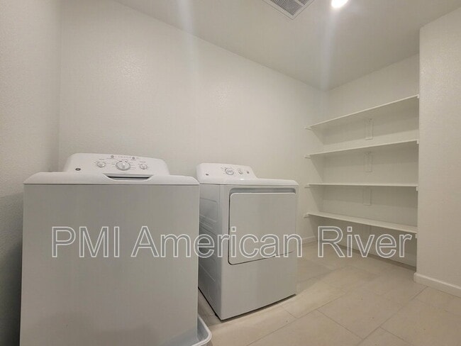 Building Photo - 4033 Haflinger Way