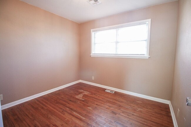 Building Photo - 3-Bedroom Home with Yard in East Tulsa – Ready Mid May!