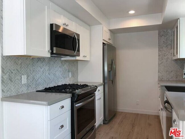 Building Photo - 853 Hayworth Ave