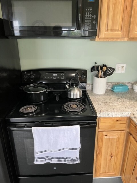 Building Photo - 14 Maplewood Rd