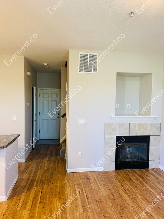 Building Photo - 3-Bed/2.5-Bath/