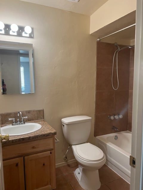 Hall bath - 7501 E Poinciana Dr