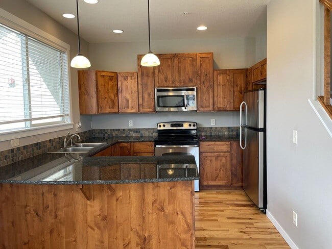 Building Photo - Gorgeous End-Unit Townhome Backing to Open Space!