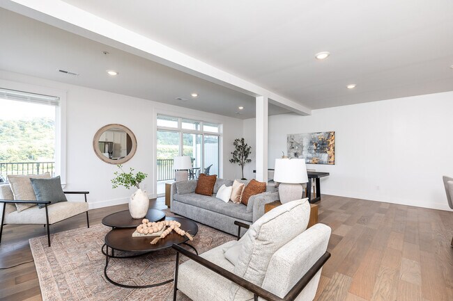 Building Photo - 617 Manhattan Blvd