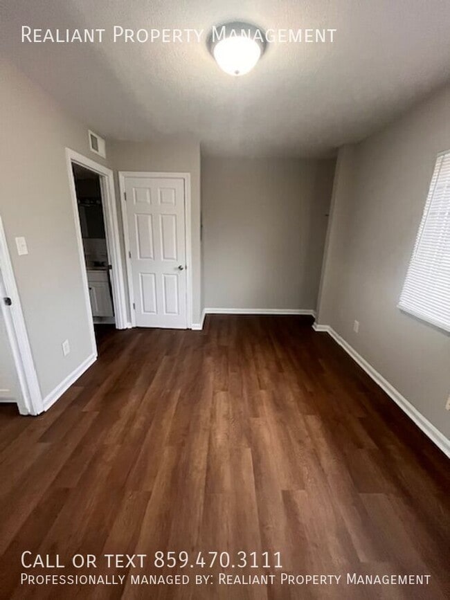 Building Photo - 208 Lakeshore Dr