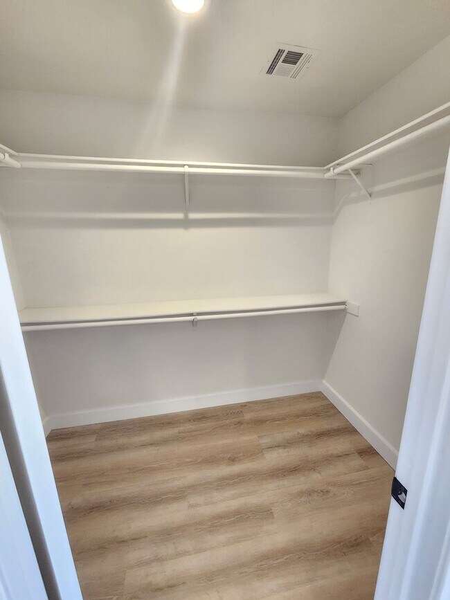 Building Photo - 3 bedroom 2 bathroom close to shops and public transportation