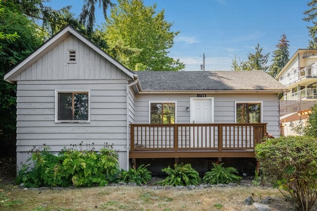 Building Photo - Charming 1 BD 1 BA cottage nestled on a be...