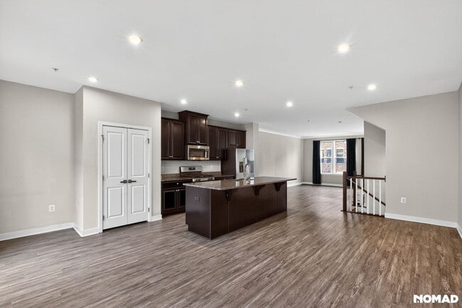 Building Photo - Spacious 4BR 3BA Townhome