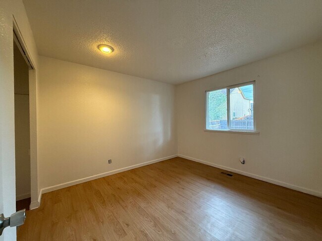 Building Photo - Cute Updated 2 Bedroom House