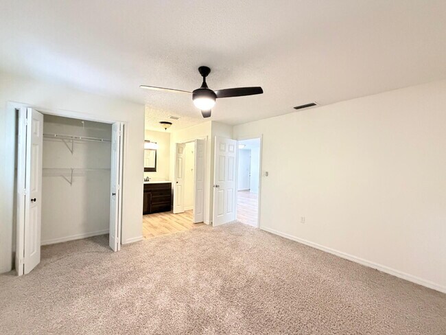 Building Photo - Available Now | Move-In Ready Rental in SE Ocala/Silversprings Shores