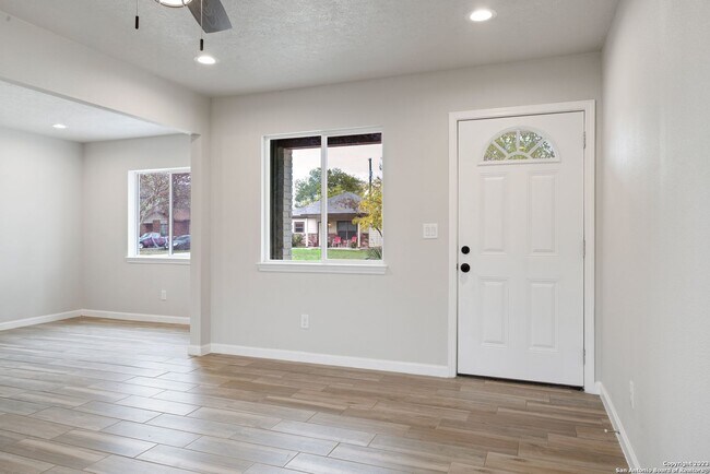 Building Photo - Charming Home Awaits: Spacious & Modern Li...