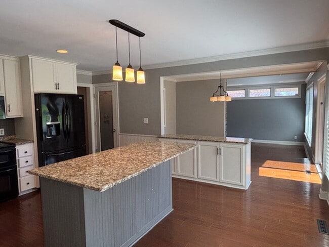 Building Photo - Available NOW! Gorgeous 3BR/2 BA Unit in Hastings!