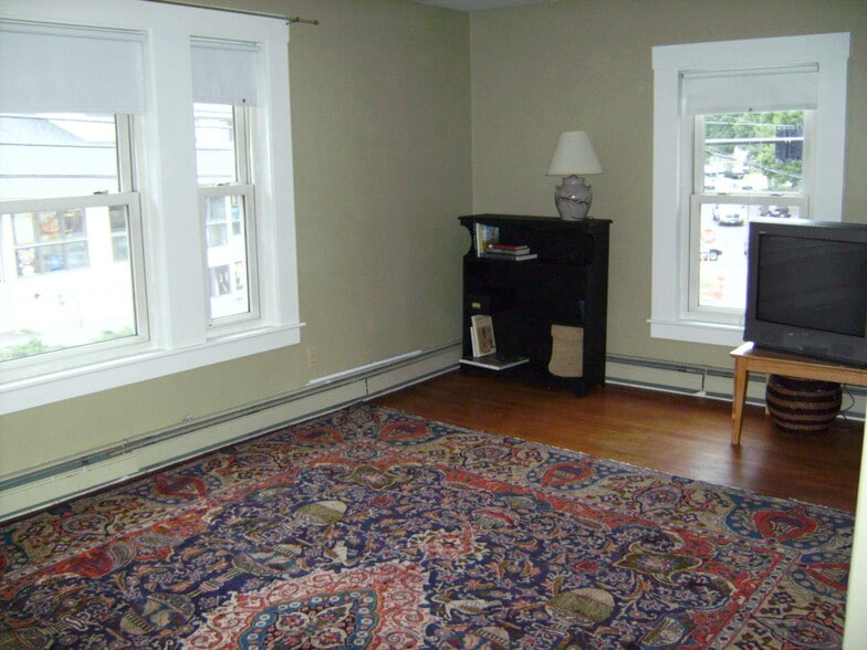 Building Photo - 39 Exeter Rd