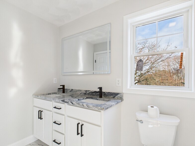 Building Photo - 27 Baker St