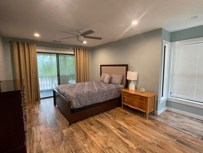 Building Photo - 300 Yacht Club Dr