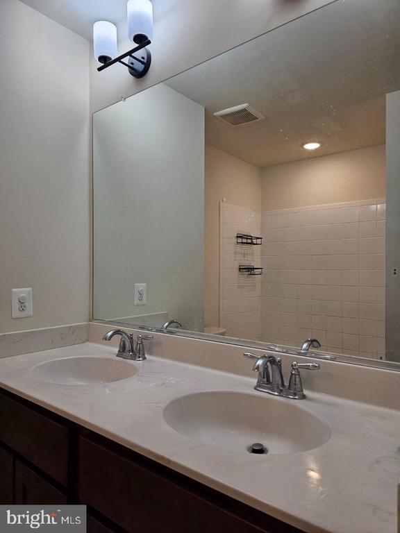 Building Photo - 414 Waverley Dr