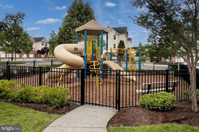 Building Photo - 43031 Foxtrail Woods Terrace