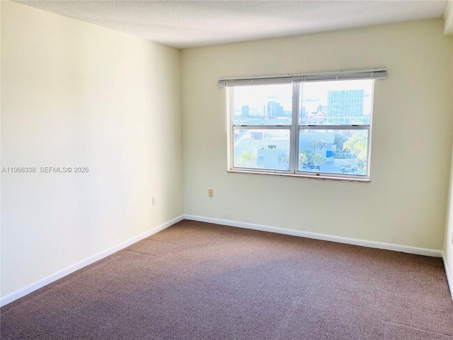 Building Photo - 400 Kings Point Dr