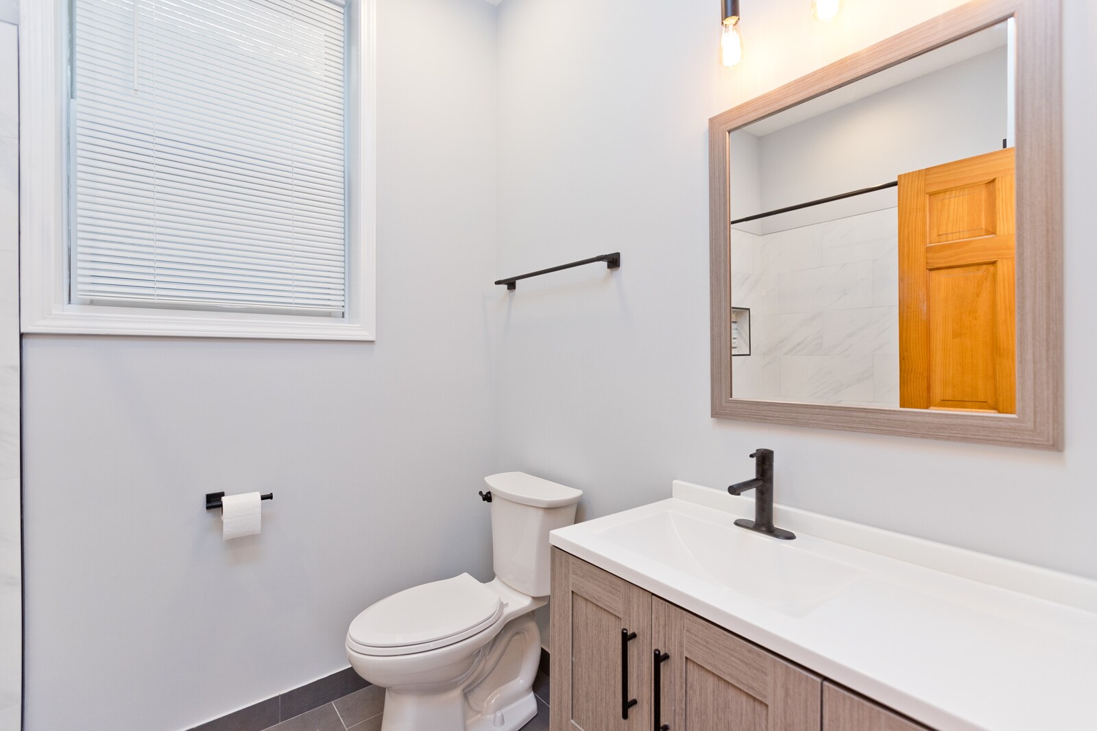 Building Photo - 2338 N Greenview Ave