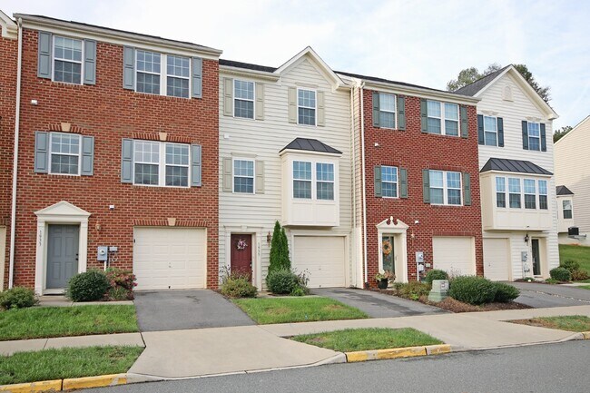 Building Photo - Pet-Friendly Pavilions at Pantops Townhome